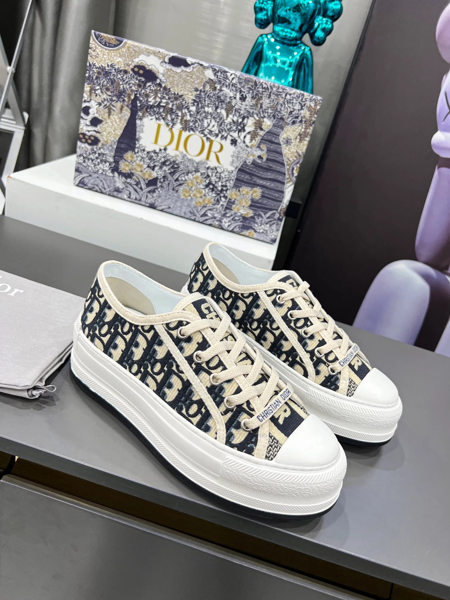 👟👟Ex-factory price 520👟👟 Women's Shoe Factory Dior [Dior] This Walk'n'Dior thick-soled sneaker is a fashionable item that enhances the style of the series. The latest spring show model, the same thick-soled shoes from major stars, super versatile, 1:1 replica of the original, white canvas upper, with comfortable thick sole, tongue and Christian Dior 👟👟factory price aris logo shoelaces. The EVA sole is embellished with Christian Dior's lucky star symbol, adding a chic edge to any casual look. Code number: 35-41